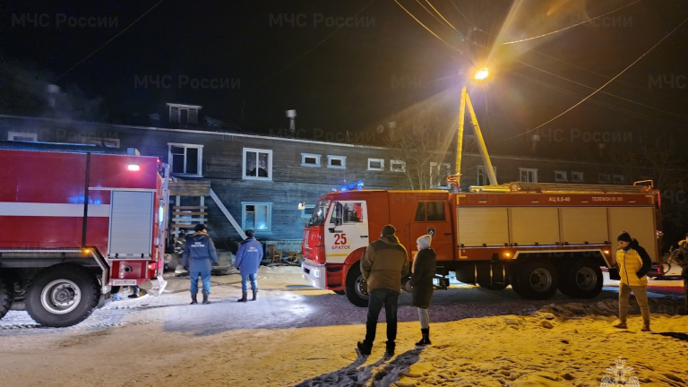 В Братске на пожаре спасли троих человек